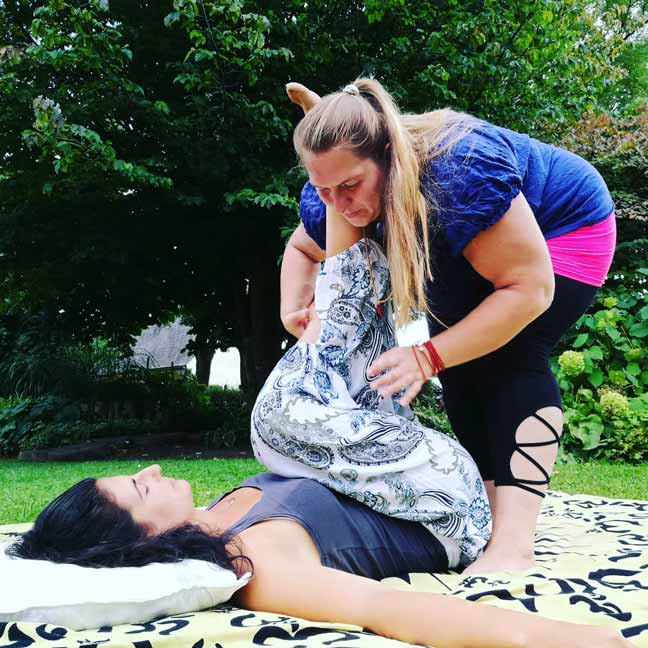 Thai-Yoga Nuad Thai Yoga gmeinsam dehnen zwei frauen natur